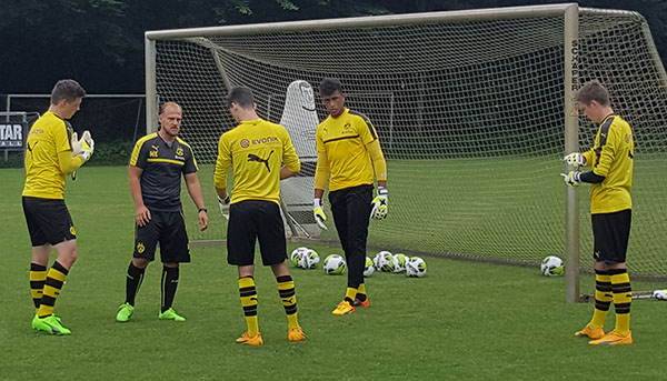 Marco Knoop (Borussia Dortmund) with Goalkeepers form his club.