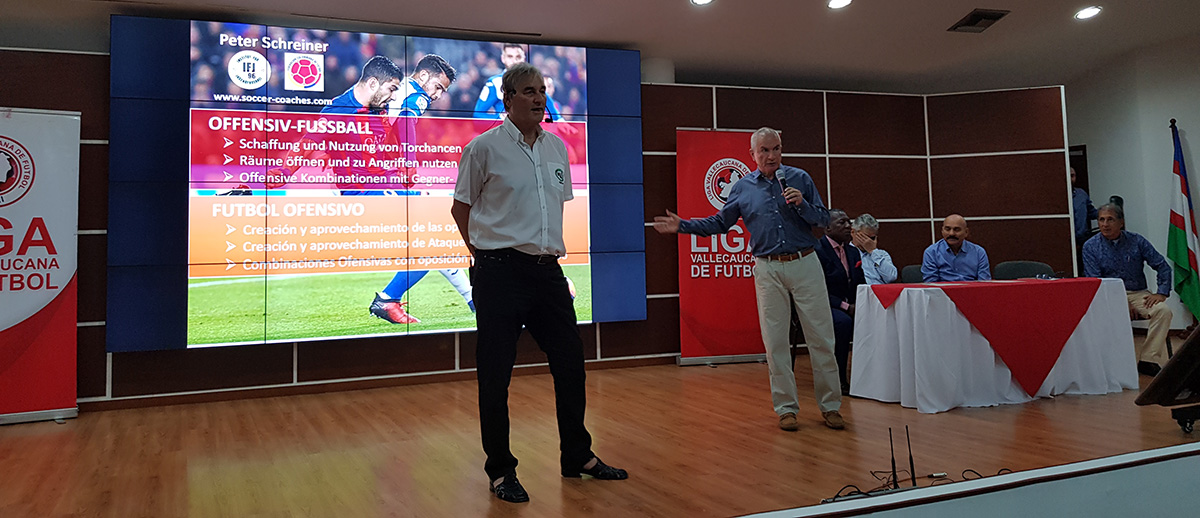 The presentation in in German and Spanisch. The Coaching Point and information Peter Schreiner presents on the stage are transalted to Spanish