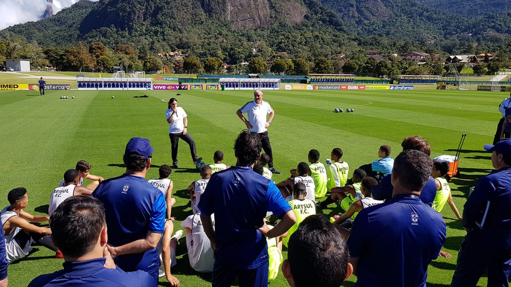 Bei strahlendem Sonnenschein und angenehmen Temperaturen (Winter in Brasilien) leitete Peter Schreiner auf dem Hauptplatz der brasilianischen Nationalmannschaft die Praxis mit ein U19 aus Rio. Dabei wurde er von Mariana Lopes übersetzt.